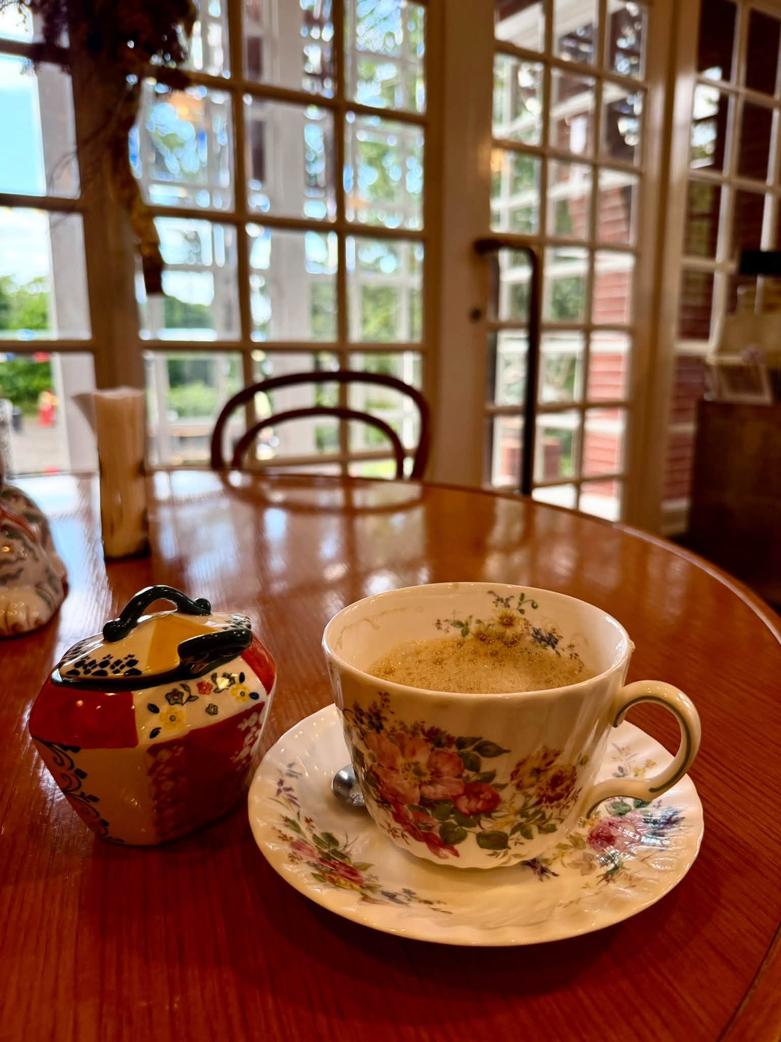 ティールーム霧笛の花柄のコーヒーカップと窓辺
